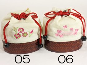 画像: 女の子カゴ付き刺繍巾着